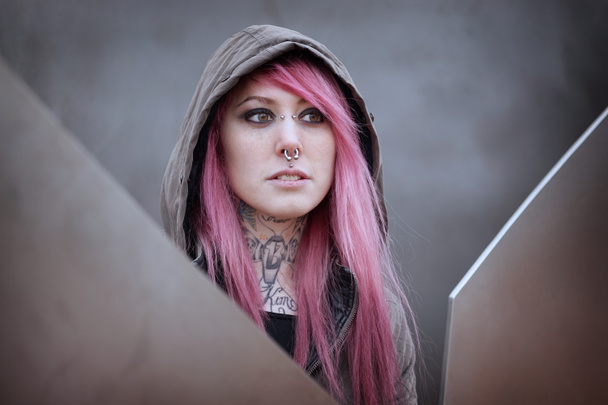 Frau mit pinken Haarpiercings und Tätowierungen - Foto, Bild
