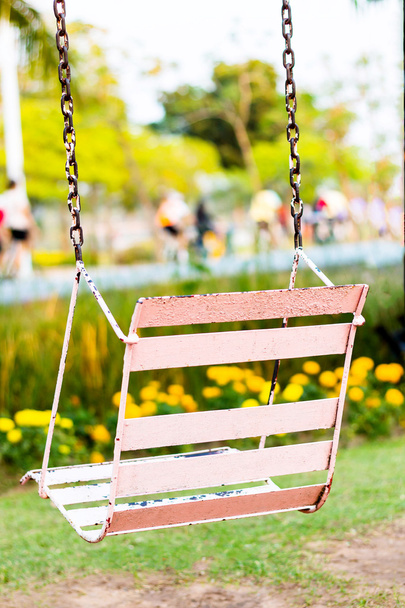 Swingset in het park - Foto, afbeelding