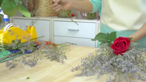Blumenladen, Blumengeschäft arrangiert Rosenstrauß - Filmmaterial, Video