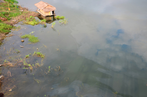 atıksu meydana gelen insanlar drenaj petrol doğal su kaynakları için  - Fotoğraf, Görsel