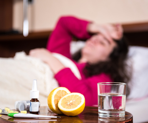 Άρρωστη γυναίκα ξαπλωμένη στο κρεβάτι - Φωτογραφία, εικόνα