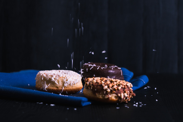 donitseja eri jauhe musta puinen tausta
 - Valokuva, kuva