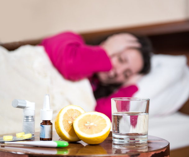 Mujer enferma acostada en la cama
 - Foto, Imagen