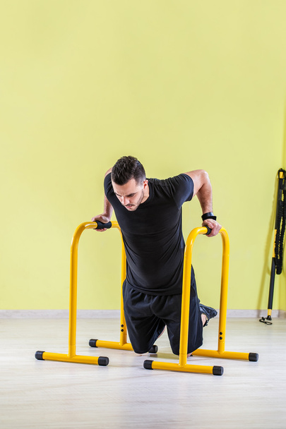 Hombre haciendo ejercicio en el gimnasio
 - Foto, Imagen