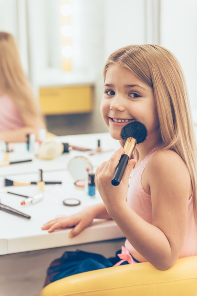 little girl applying make-up - Foto, Bild