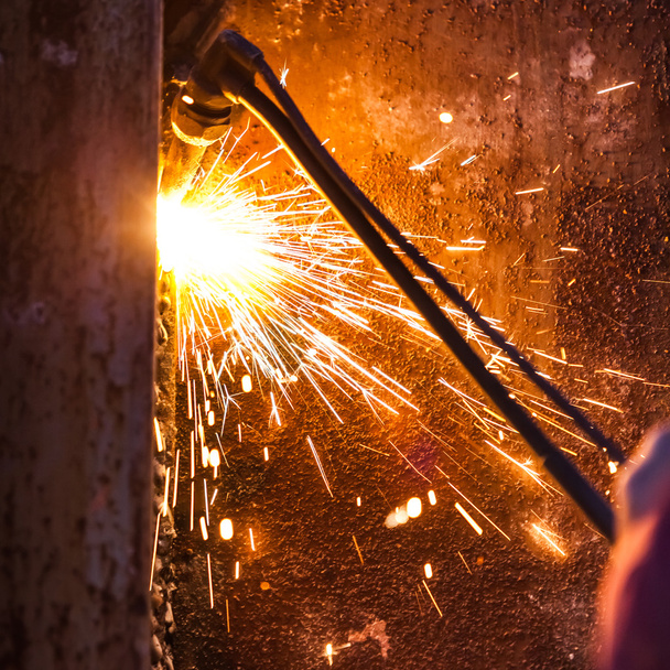 tablero de acero del corte del trabajador usando la antorcha del metal
 - Foto, Imagen