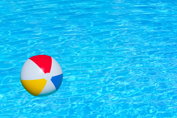 Φουσκωτή μπάλα στην πισίνα - Φωτογραφία, εικόνα
