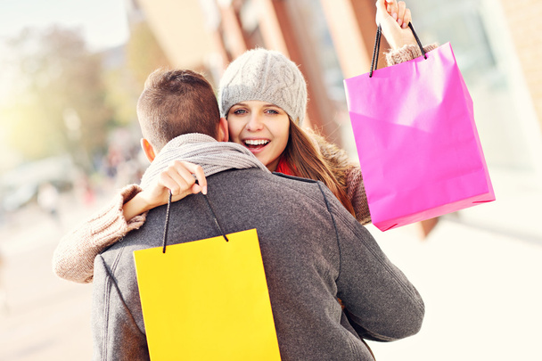 Mutlu çift şehirde alışveriş - Fotoğraf, Görsel