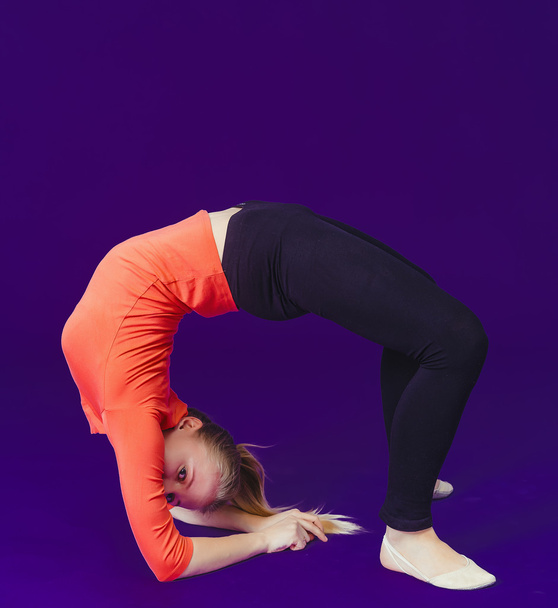 kobieta robi rozciągające ćwiczenia na podłodze w sali gimnastycznej - Zdjęcie, obraz