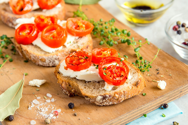 bruschetta with roasted tomatoes - Foto, afbeelding