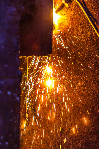 worker cutting steel board using metal torch - Foto, Imagen