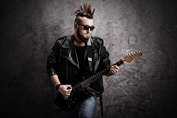 punk rocker playing electric guitar - Fotografie, Obrázek