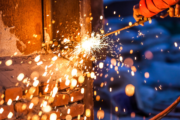 worker cutting steel board using metal torch - Foto, Imagen