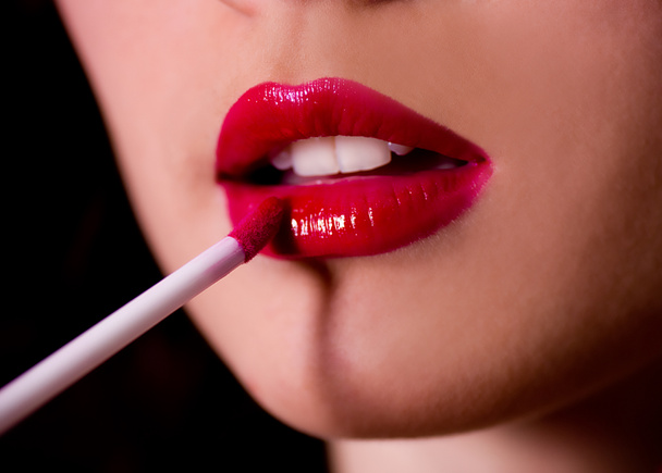mooie rode glans lippen met brash - Foto, afbeelding