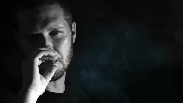 young man smoking in  the darkness: cigarette, smoke, loneliness, sadness - Video, Çekim