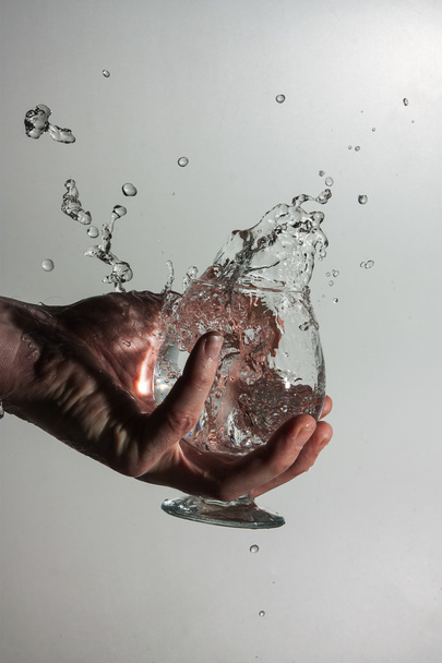 χέρι με ένα ποτήρι νερό - Φωτογραφία, εικόνα