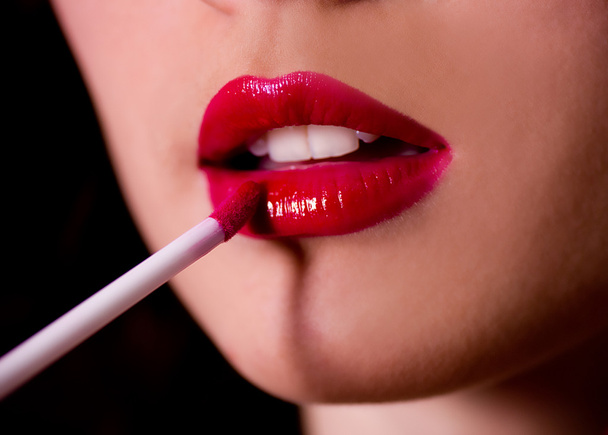Красиві червоні глянцеві губи з пензлем
 - Фото, зображення