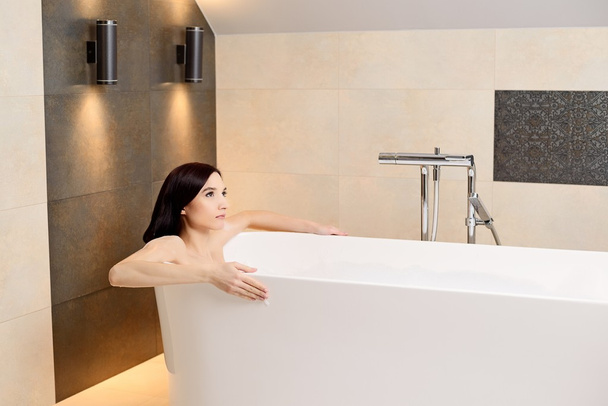 брюнетка женщина расслабляется в ванной
 - Фото, изображение