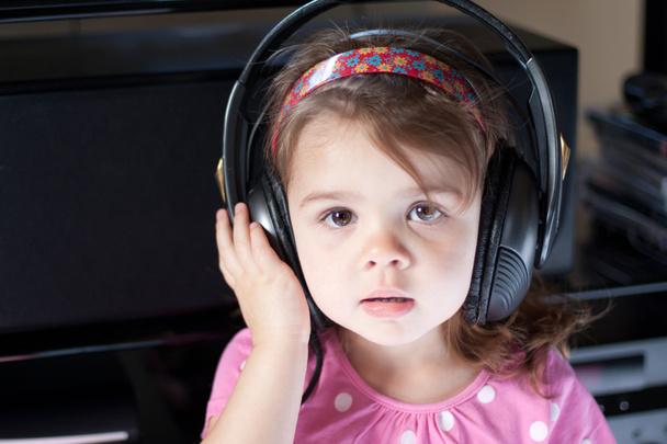 Criança usando fones de ouvido
 - Foto, Imagem