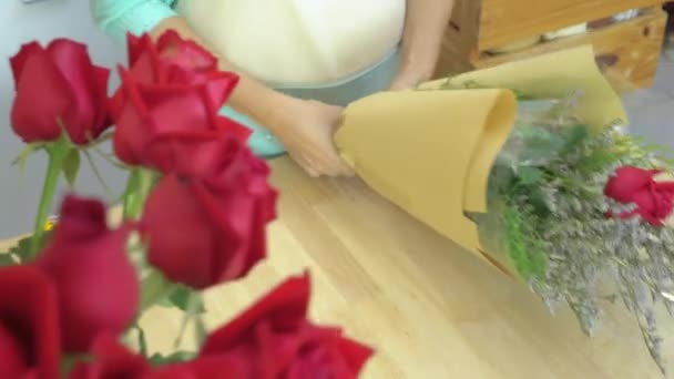 Blumenladen, Blumengeschäft arrangiert Blumenstrauß - Filmmaterial, Video