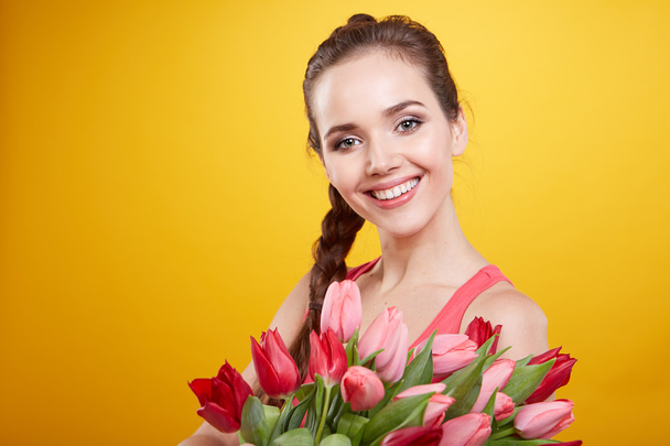 woman with tulips flowers - Foto, afbeelding