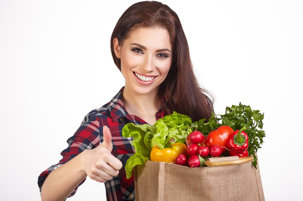 mulher com saco de supermercado e legumes
 - Foto, Imagem