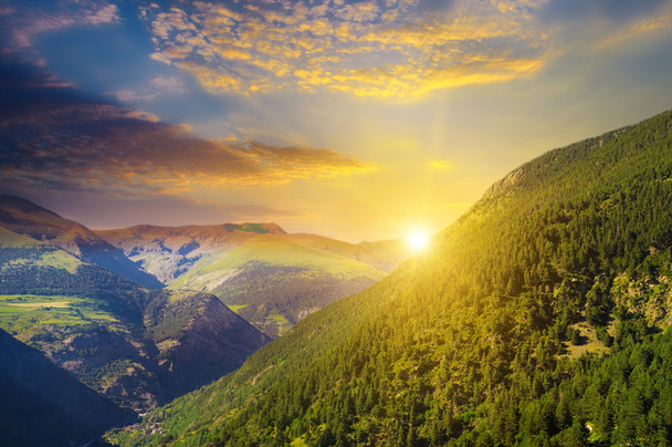 schöne Berglandschaft und Sonnenaufgang - Foto, Bild