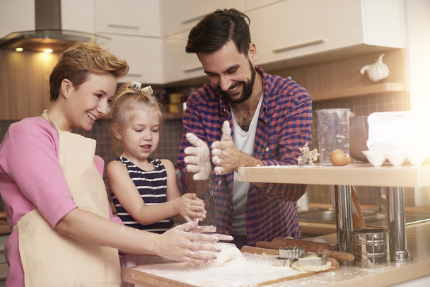 Familie backt Plätzchen in Küche - Foto, Bild