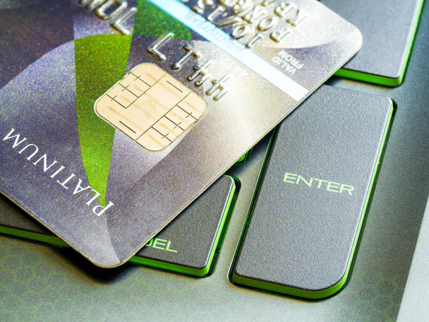 Kreditkarte auf Computertastatur zum Einkaufen - Foto, Bild