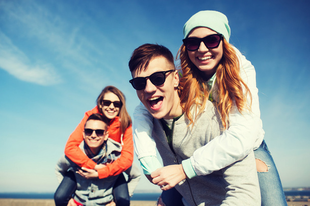 Happy dospívající přátelé zábava venku - Fotografie, Obrázek