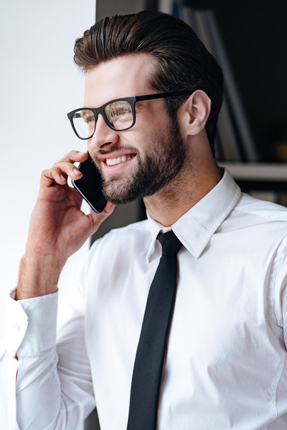 businessman in glasses talking on the mobile phone - Foto, immagini
