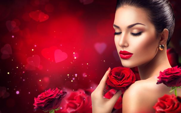 woman with red rose flowers. - Foto, imagen