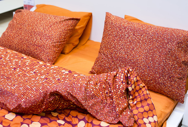 szín tiszta ágynemű és az ágy és kanapé párnák - Fotó, kép
