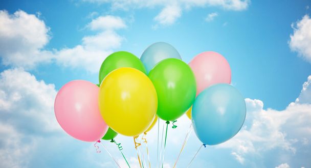 kasa täytettyjä heliumpalloja sinisen taivaan yllä
 - Valokuva, kuva