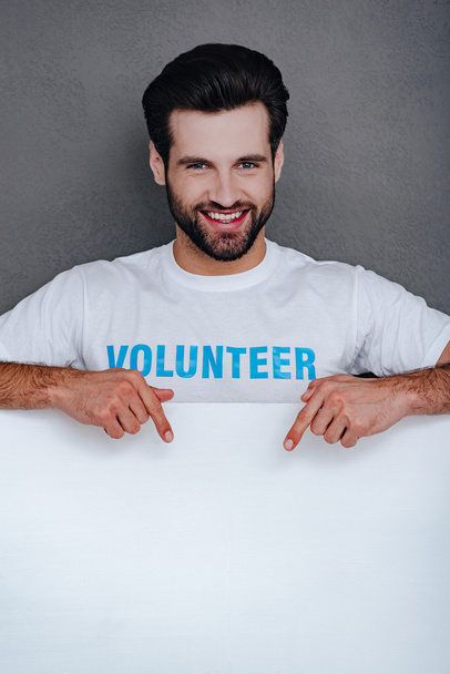 Joven confiado en camiseta de voluntario
 - Foto, Imagen