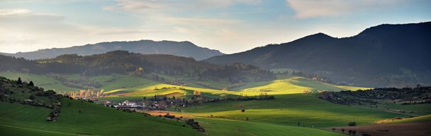 Frühling in der Slowakei. April sonnige Hügel. Landpanorama - Foto, Bild