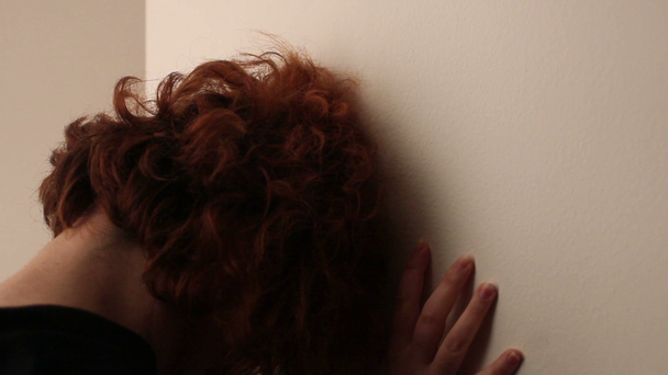 Traurige Frau schlägt verzweifelt gegen die Wand - Filmmaterial, Video