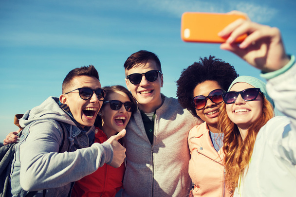 smiling friends taking selfie with smartphone - Valokuva, kuva