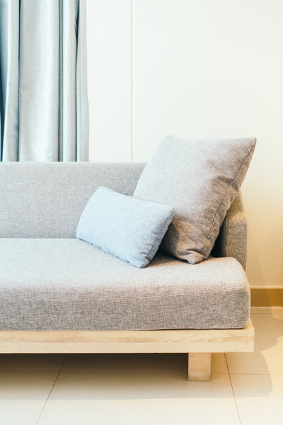 Beaux oreillers de luxe sur canapé
 - Photo, image