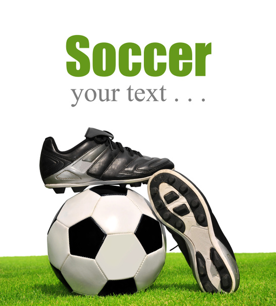 Pelota de fútbol y zapatos
 - Foto, Imagen