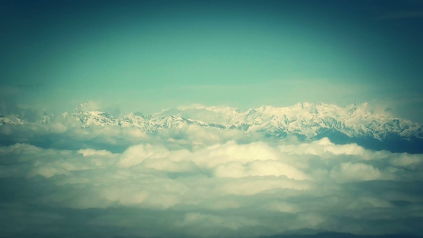 Zicht op wolken vanuit een vliegtuigraam - Video