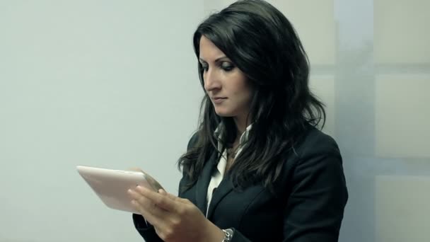 businesswoman using digital tablet - Πλάνα, βίντεο