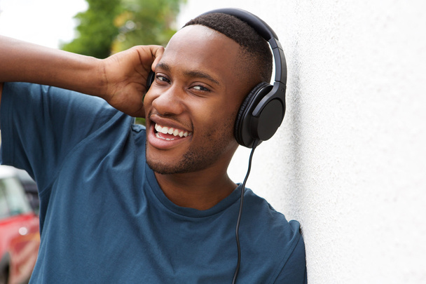 Guy listening to music on headphones - Foto, immagini