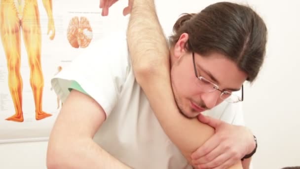Physiotherapist examing patient - Materiał filmowy, wideo