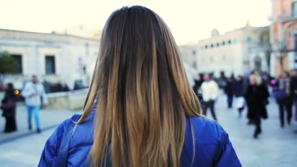 beautiful young woman walking on the street - Felvétel, videó