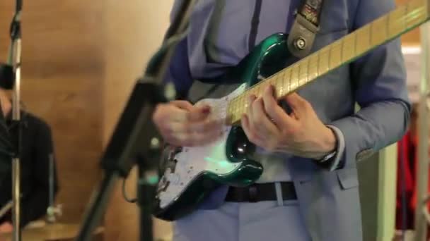 Man in suit playing on electric guitar - Imágenes, Vídeo