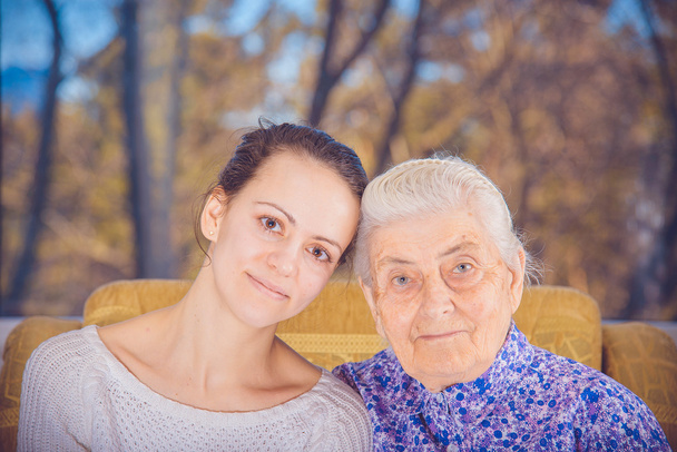 Una giovane ragazza e una nonna anziana
. - Foto, immagini