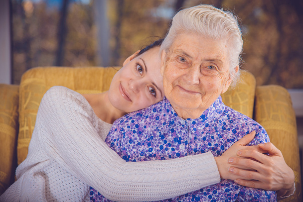 Młoda dziewczyna i starszych babci. Dziewczyna przytulanie jej grandm - Zdjęcie, obraz