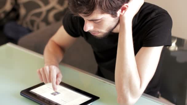Estudiante universitario masculino usando tableta
 - Imágenes, Vídeo