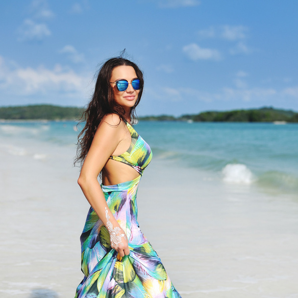 mulher atraente andando na praia
 - Foto, Imagem